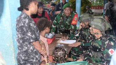 Diteror-Palak Separatis OPM, TNI Evakuasi 21 Warga Pengungsi dari Hutan Maybrat
