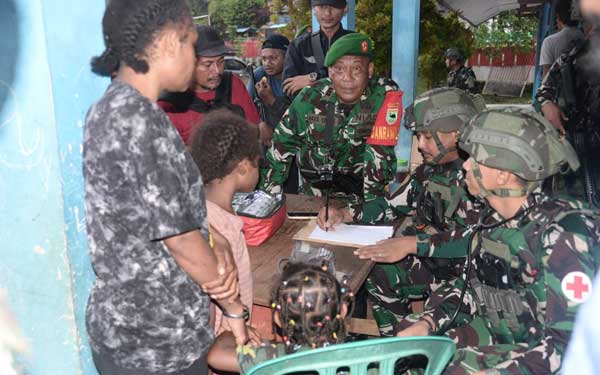 TNI Evakuasi 21 Pengungsi dari Hutan Maybrat