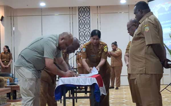 Pimpin Sertijab Pejabat Pemkab Mimika, Ini Pesan Wabup Kemong 1 Wabu EK Pimpin Sertijab Es 2