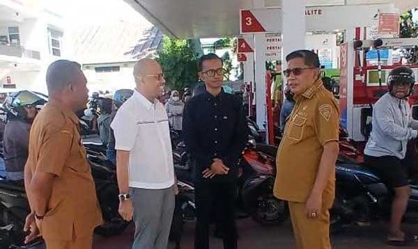 Turun Langsung ke Sejumlah SPBU, Wali Kota Ambon Pastikan Stok Tersedia 1 Walkot BW Tinjau SPBU di Ambon