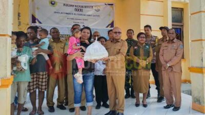 Walikota Septinus Lobat Memberikan Paket Makanan Tambahan bagi Anak- Anak dan Balita yang Terdampak Stunting di Distrik Sorong Barat, Senin 9/3/2026// Foto : Suzan