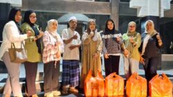 Wawali Ely Bagikan Paket Makanan Sahur kepada Umat Muslim yang Beritikaf di Masjid 11 Wawali Ely Bagikan Paket Makanan Sahur