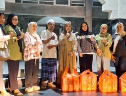 Wawali Ely Bagikan Paket Makanan Sahur kepada Umat Muslim yang Beritikaf di Masjid