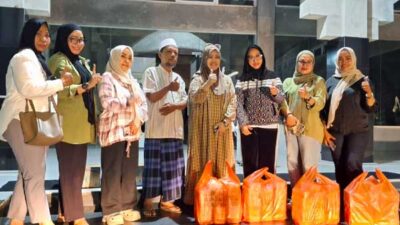 Wawali Ely Bagikan Paket Makanan Sahur kepada Umat Muslim yang Beritikaf di Masjid