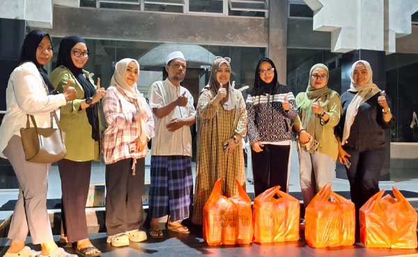 Wawali Ely Bagikan Paket Makanan Sahur