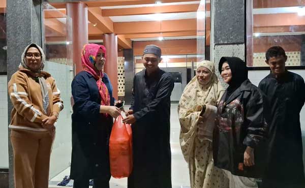 Wawali Ely-IPEMI Maluku Kembali Bagikan 270 Paket Makanan Sahur, Sasar 3 Masjid 1 Wawali Ely IPEMI Maluku Bagi Paket Sahur 3 Masjid
