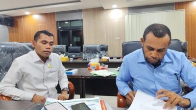 Pimpinan Pansus LKPJ Gubernur tahun 2025 menggelar konferesi pers di ruang rapat DPRP PBD, Jumat (10/4/2026)/Foto: KENN