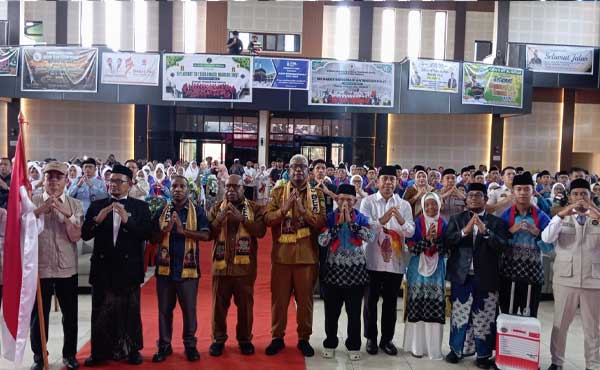 Pemkab Mimika Lepas 120 Calon Jemaah Haji 2026 ke Tanah Suci Mekah 2 Bupati JR Pelepasan 120 Calon Jemaah Haji2