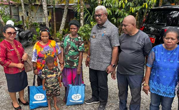 Bupati JR Salurkan Bantuan Wapres Gibran di Kb Siri