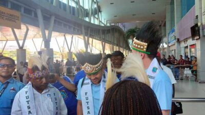 Tiba di Sorong, Coach Hector Souto Disambut Tarian Adat Papua