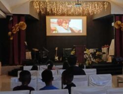 Rayakan Jumat Agung-Paskah, Pemuda dan anak GBI BSB Sorong Nobar “David”