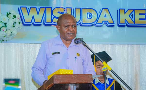 Gub PT Wisuda Sarjana STIMIK Pesat Nabire
