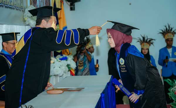 Pesan Gubernur Papua Tengah ke 22 Lulusan STIMIK Pesat Nabire: Teruslah Belajar ! 2 Gub PT Wisuda Sarjana STIMIK Pesat Nabire2