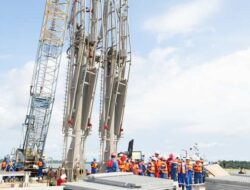 Pertamina Patra Niaga Kilang Kasim Tuntaskan High Risk Erection MLA, Jaga Pasokan Energi di Timur Indonesia