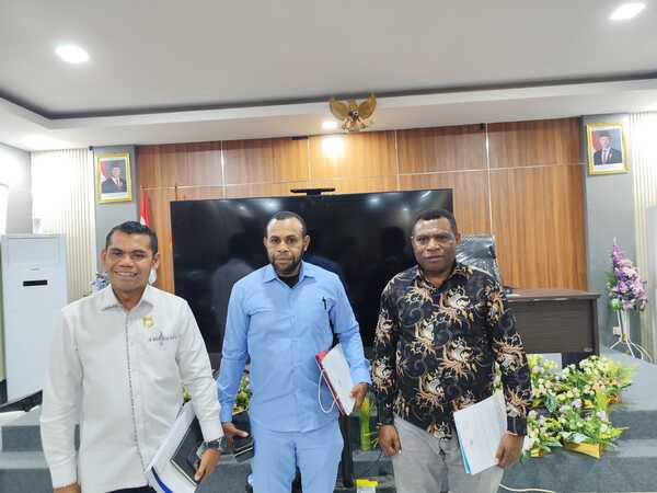 Pimpinan Pansus LKPJ Gubernur tahun 2025 saat memberikan keterangan persnya di ruang rapat DPRP Papua Barat Daya, Jumat (10/4/2026)/Foto: KENN
