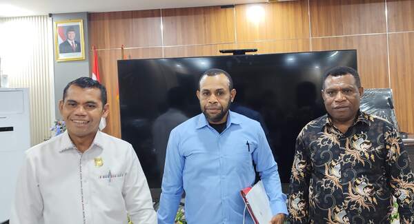Pimpinan Pansus LKPJ Gubernur tahun 2025 saat memberikan keterangan persnya di ruang rapat DPRP Papua Barat Daya, Jumat (10/4/2026)/Foto: KENN