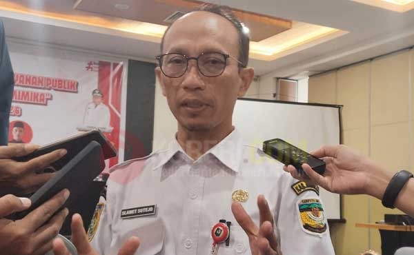 Kepala Dinas Dukcapil Mimika, Slamet Sutejo saat memberikan keterangan pers / Foto : EHO