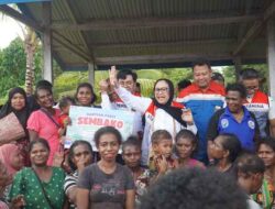 Pertamina Patra Niaga Kilang Kasim Bersama Komisaris Salurkan Bantuan di Kampung Klayas