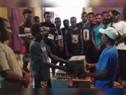 NasDem Bintuni Bagikan Sembako ke Tim Sepak Bola di Turnamen Sebyar Cup I