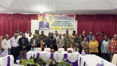 Ketua DPRP Papua Barat Daya Ortis Fernando Sagrim,S.T.,M.Ak menggelar reses I tahun 2026 di Gedung Gereja Yerusalem, Distrik Ayamaru, Kabupaten Maybrat, Jumat (27/3/2026)/Foto: Ist