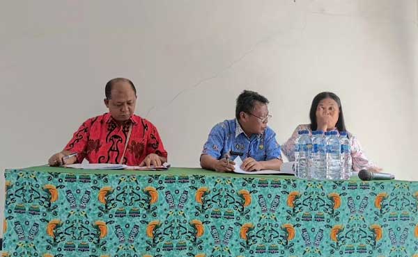 Sidak 7 Sekolah, Kadisdik Mimika Tegas: Stop Potong Dana BOS, Fokus Tingkatkan SDM 2 Kadis Dik Alex Welerubun Sidak ke SD