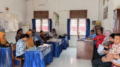 Sidak 7 Sekolah, Kadisdik Mimika Tegas: Stop Potong Dana BOS, Fokus Tingkatkan SDM 23 Kadis Dik Alex Welerubun Sidak ke SD2