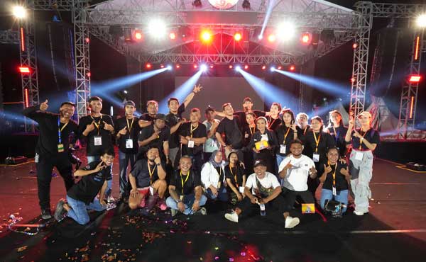 Konser PVJ di Alun-alun Aimas Sukses Hipnotis Ribuan Masyarakat Sorong 3 Konser Papua Van Java 2026 3
