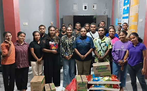 Momen Paskah, Legislator Maria Jitmau Motivasi Mahasiswa Maybrat: Raihlah Cita-cita ! 3 Maria Jitmau Kunjungi Mahasiswa Maybrat di PB2