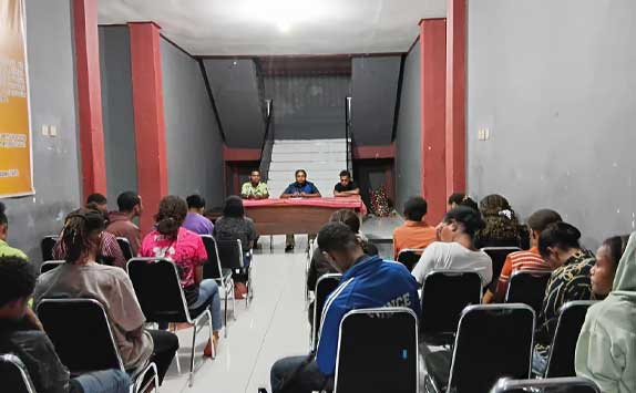 Momen Paskah, Legislator Maria Jitmau Motivasi Mahasiswa Maybrat: Raihlah Cita-cita ! 2 Maria Jitmau Kunjungi Mahasiswa Maybrat di PB3