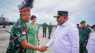 Mayjen Febriel dan Istri Tiba di Jayapura