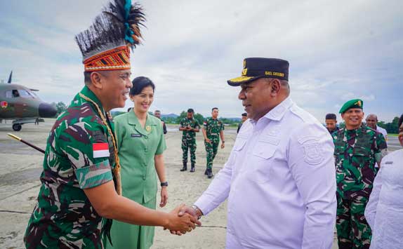 Mayjen Febriel dan Istri Tiba di Jayapura