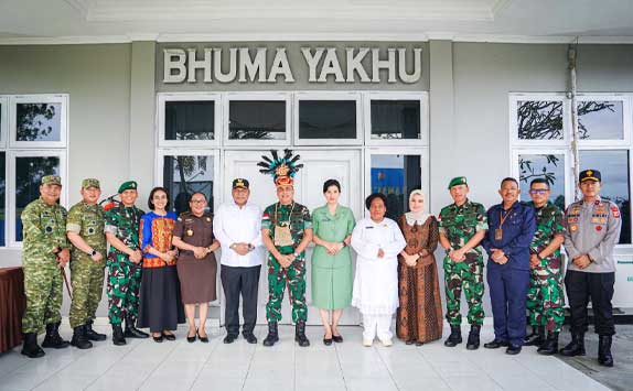 Mayjen Febriel dan Istri Tiba di Jayapura, Forkopimda Papua Sambut Hangat 2 Mayjen Febriel dan Istri Tiba di Jayapura2