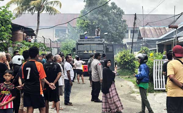 3 Unit AWC Polri-Damkar Kolaborasi Padamkan Si Jago Merah di Kotaraja 1 Mobil AWC Damkar Kota Tangani Kebakaran di Kotaraja