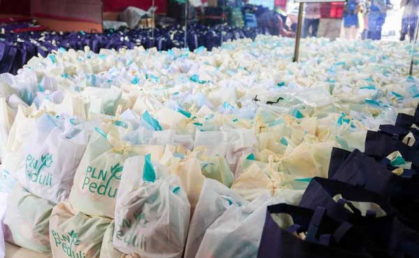 PLN Bantu Ringankan Warga, Salurkan Ribuan Paket Sembako ke Papua Barat 2 PLN Salurkan Ribuan Sembako ke Papua Barat2