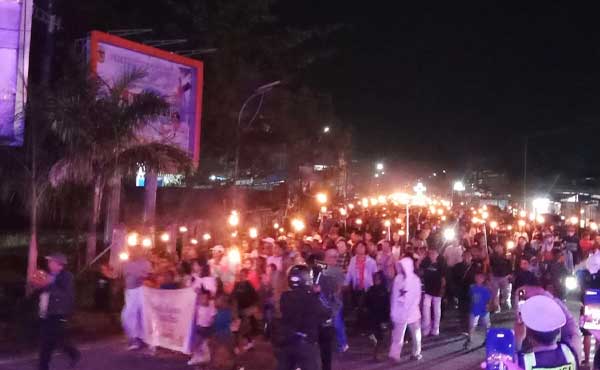 Pawai Obor Sambut Paskah: Bupati Mimika Ajak Umat Hidup Harmonis 2 Pawai Obor Paskah di Mimika