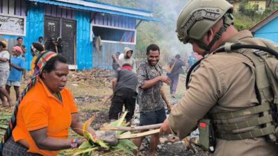 Tradisi Bakar Batu: Momen Satgas Damai Cartenz Bangun Kebersamaan di Sugapa