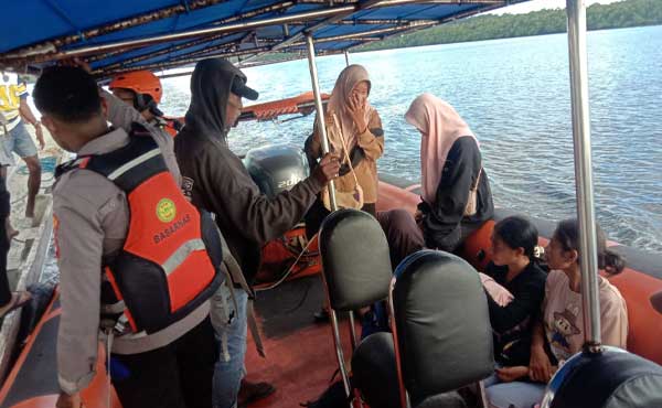 Tim SAR Gabungan 44 Penumpang Kapal Kandas di Benjina