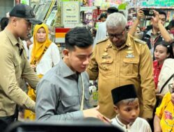 Tiba di Timika, Wapres Langsung Ajak Anak 4 Panti Belanja Peralatan Sekolah di Toko Meriah