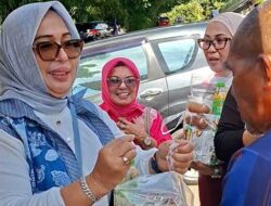 Sambangi Warga Halong-Lateri, Wawali Ely Salurkan Sembako di Minggu Berbagi