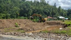 BWS Maluku Keruk Sungai Tawiri