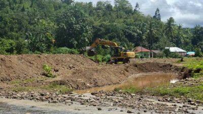 BWS Maluku Keruk Sungai Tawiri