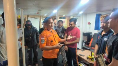 Basarnas Ambon Evakuasi 13 Penumpang Kapal Karam