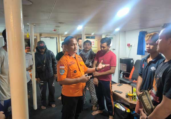 Basarnas Ambon Evakuasi 13 Penumpang Kapal Karam