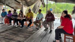 Kunjungi Jemaat Gereja St. Fransiskus Poumako, Bupati-Ketua PKK Mimika Beri Bantuan 5 Bupati JR Kunjungi Gereja St Fransiskus Pomaku
