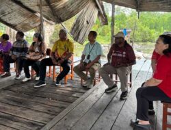 Kunjungi Jemaat Gereja St. Fransiskus Poumako, Bupati-Ketua PKK Mimika Beri Bantuan
