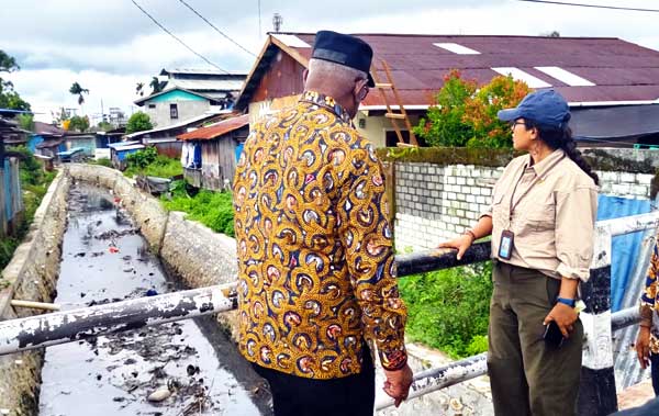 Bupati JR Sampah Distrik