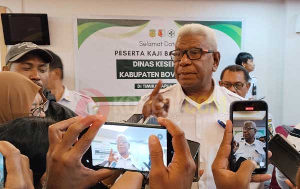 Bupati Johannes Rettob Korericom5