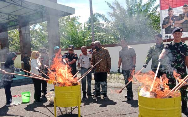 Bupati Rettob Kejari Mimika Musnahkan BB