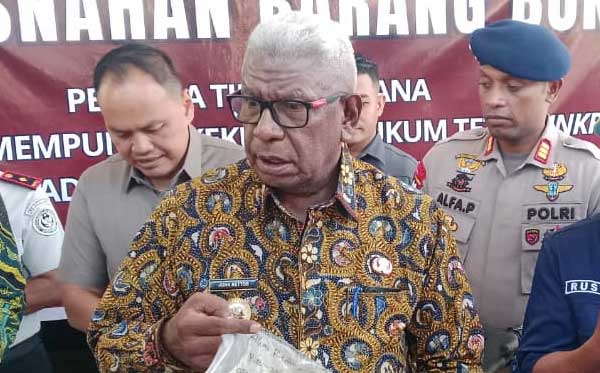 Bupati Rettob Kejari Mimika Musnahkan BB2