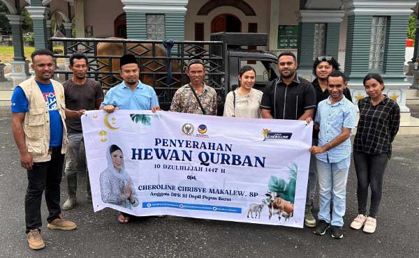 Legislator RI Cheroline Makalew Salurkan Hewan Qurban di Papua Barat 2 Cherolin Makalew Hewan Kurban2
